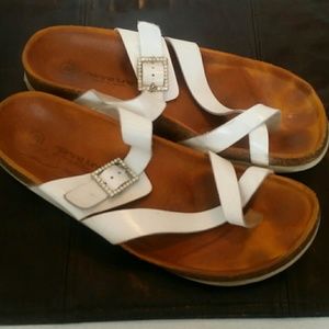 Marina Luna Women's Sandals Sz 9. With toe strap.
